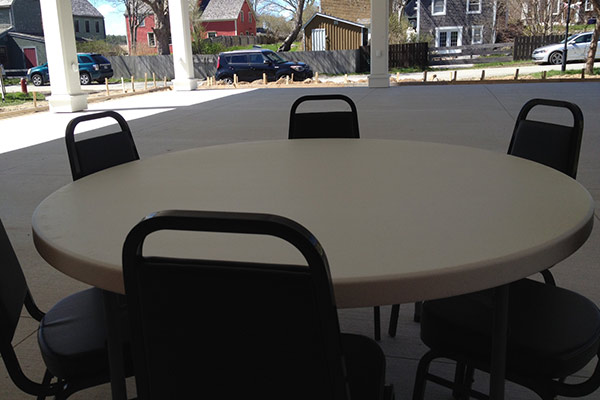 round table and chairs close view